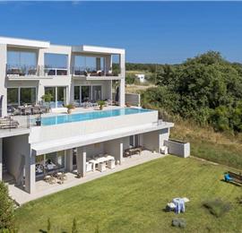 Luxury 4-Bedroom Villa with generous sized Infinity Pool near Buje, Istria. Sleeps 8